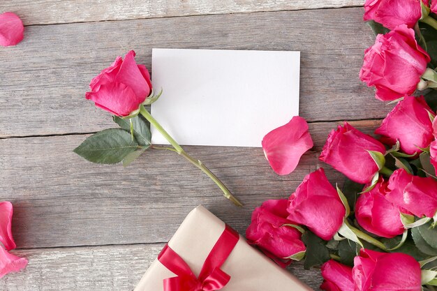 Rosas y caja de regalo para San Valentín