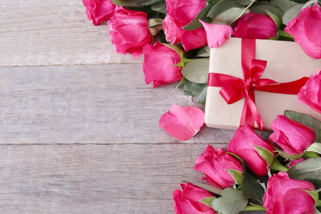 Rosas y caja de regalo para San Valentín