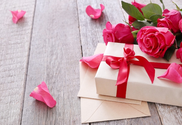 Rosas y caja de regalo para San Valentín