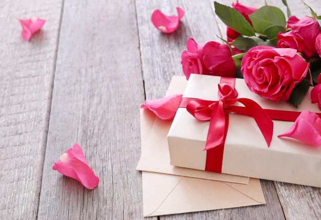 Rosas y caja de regalo para San Valentín