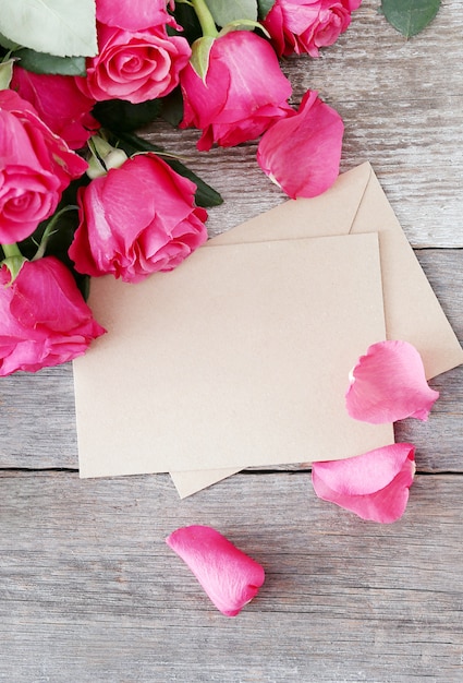 Rosas y caja de regalo para San Valentín