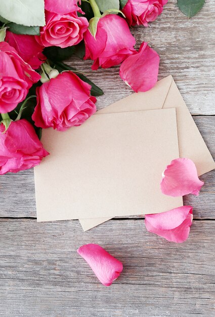 Rosas y caja de regalo para San Valentín