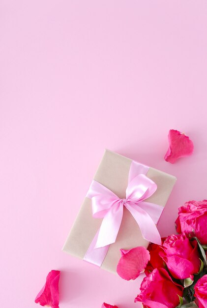 Rosas y caja de regalo para San Valentín