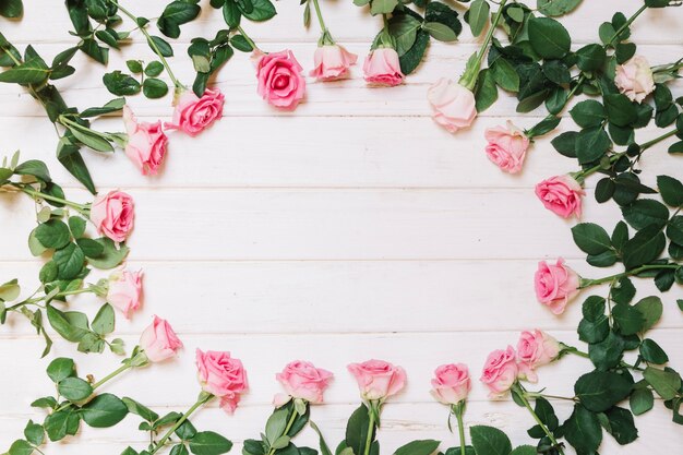 Rosas en círculo en la mesa de madera