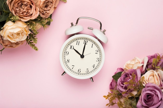 Foto gratuita rosas de flor al lado del reloj