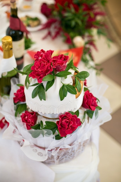 Las rosas y las hojas del esmalte decoran el pan de la boda envuelto en blanco