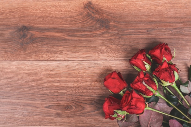 Rosas en una mesa de madera