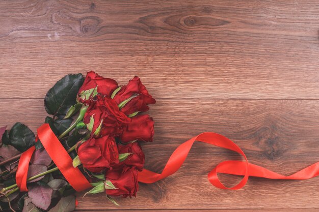 Rosas en una mesa de madera