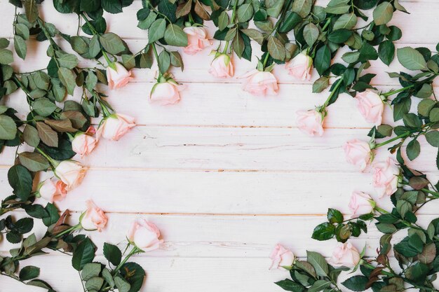 Rosas en la mesa de madera