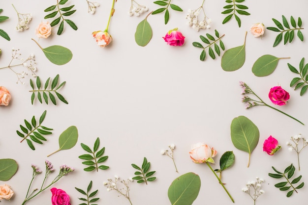 Rosas y pequeñas flores en medio de hojas