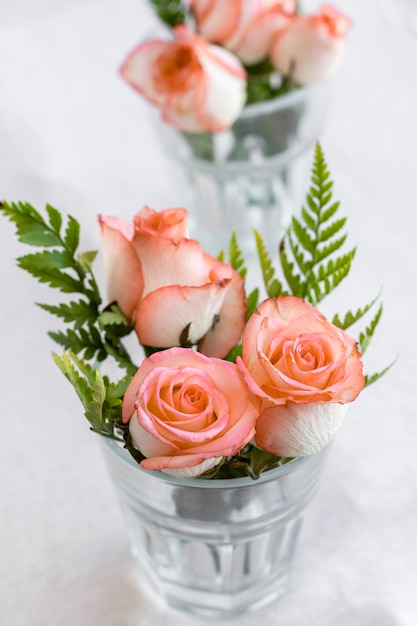 Rosas de primer plano dentro de un vaso