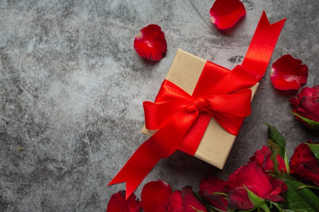 Rosas rojas y caja de regalo