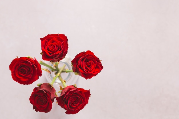 Rosas rojas en florero