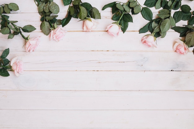 Foto gratuita rosas rosadas en la mesa blanca