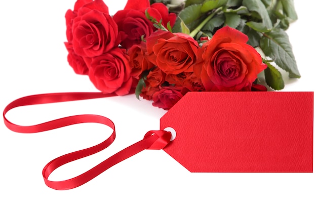 Foto gratuita rosas de san valentín con la etiqueta de regalo rojo