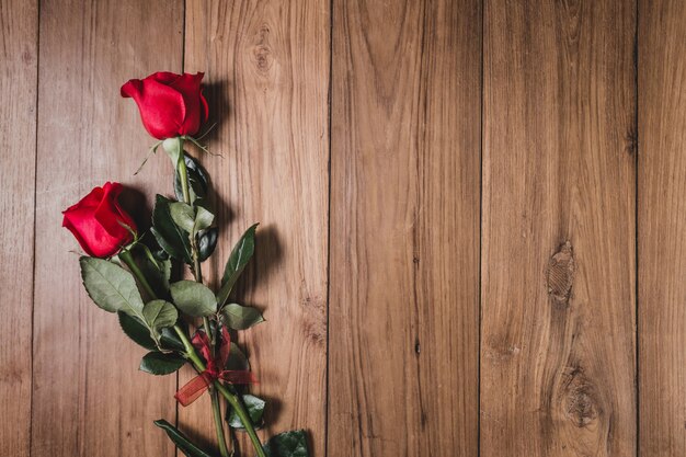 Rosas sobre una mesa de madera