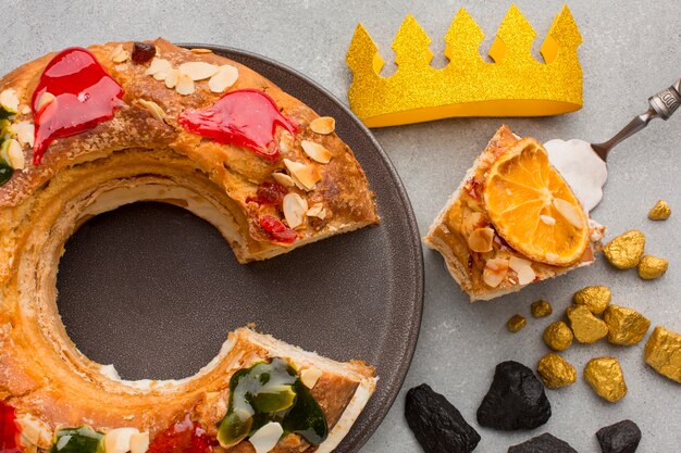 Roscon de reyes postre epifanía y corona amarilla