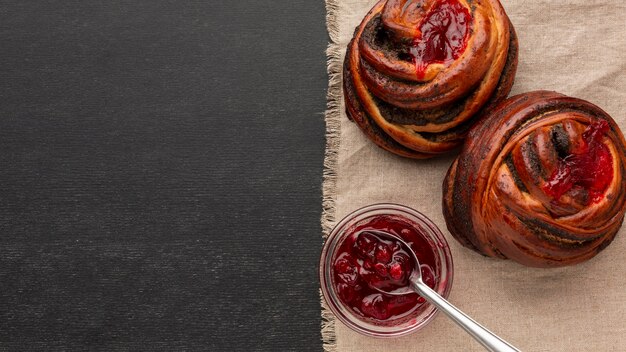 Rosquillas caseras dulces con mermelada