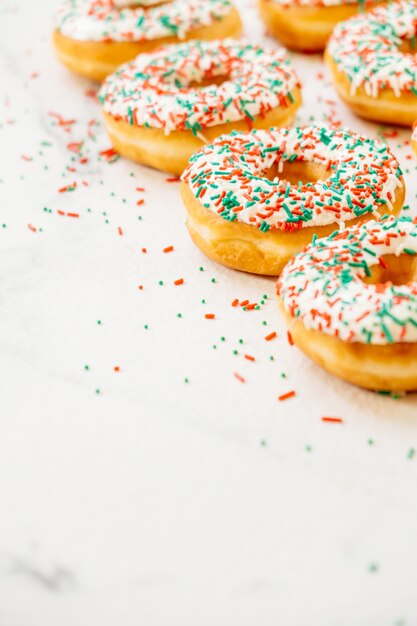 Rosquillas con crema de chocolate blanco y espolvorea azúcar.