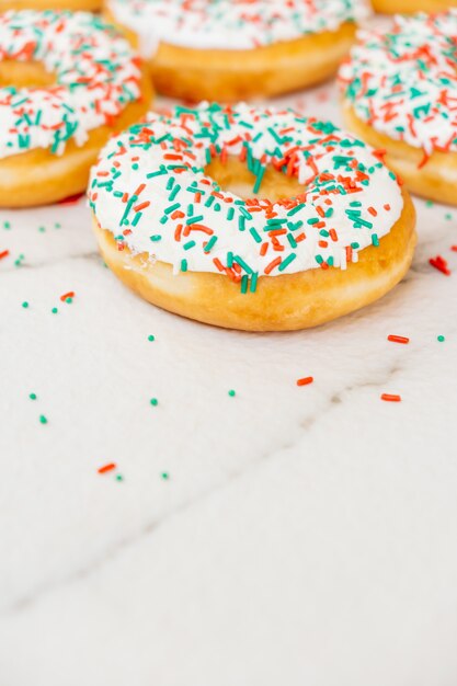 Rosquillas con crema de chocolate blanco y espolvorea azúcar.