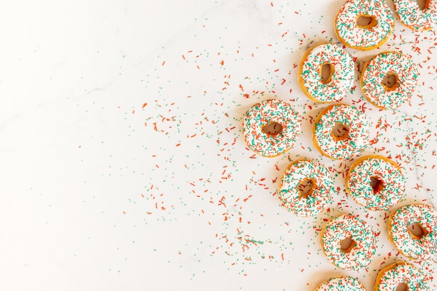 Rosquillas con crema de chocolate blanco y espolvorea azúcar.