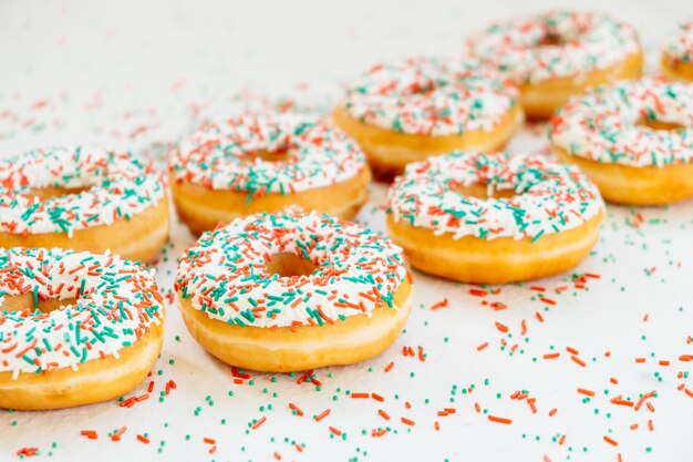 Rosquillas con crema de chocolate blanco y espolvorea azúcar.