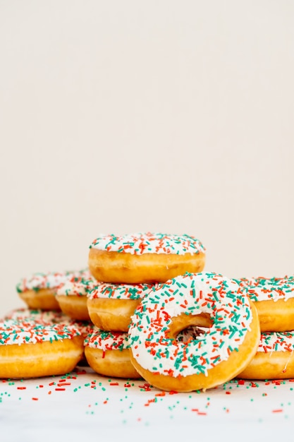 Rosquillas con crema de chocolate blanco y espolvorea azúcar.