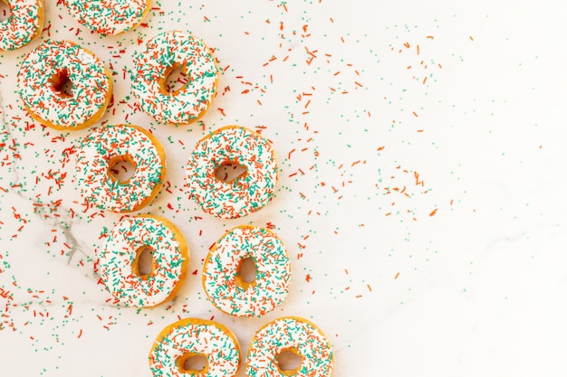 Rosquillas con crema de chocolate blanco y espolvorea azúcar.