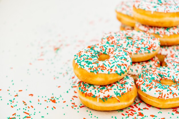 Rosquillas con crema de chocolate blanco y espolvorea azúcar.