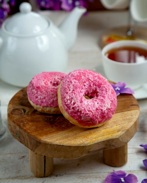 Rosquillas cubiertas con merengue y una taza de té negro