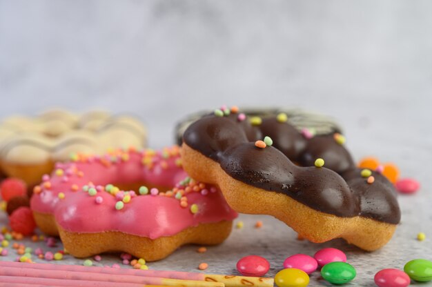 Rosquillas de fresa y chocolate se colocan encima.