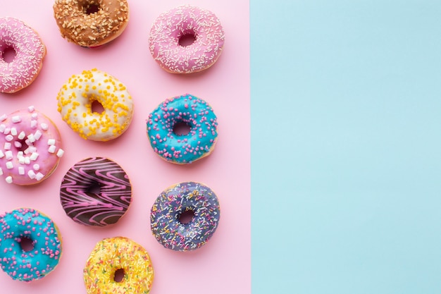 Foto gratuita rosquillas glaseadas con espacio de copia