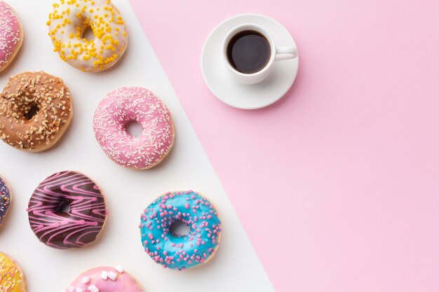 Rosquillas glaseadas con espacio de copia