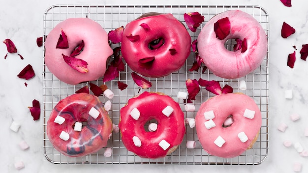 Rosquillas glaseadas con pétalos de rosa