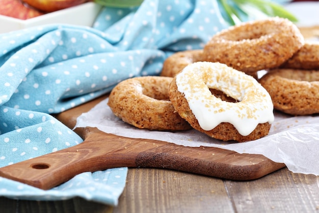 Foto gratuita rosquillas horneadas de manzana con glaseado