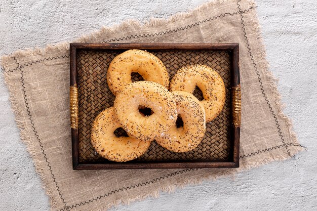 Rosquillas de pan de panadería en una cesta con tela de arpillera
