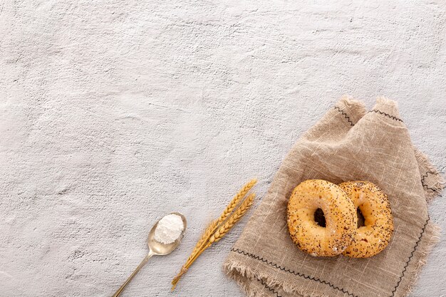 Rosquillas de pan de panadería en tela de arpillera con espacio de copia