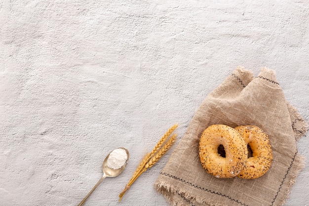 Rosquillas de pan de panadería en tela de arpillera con espacio de copia