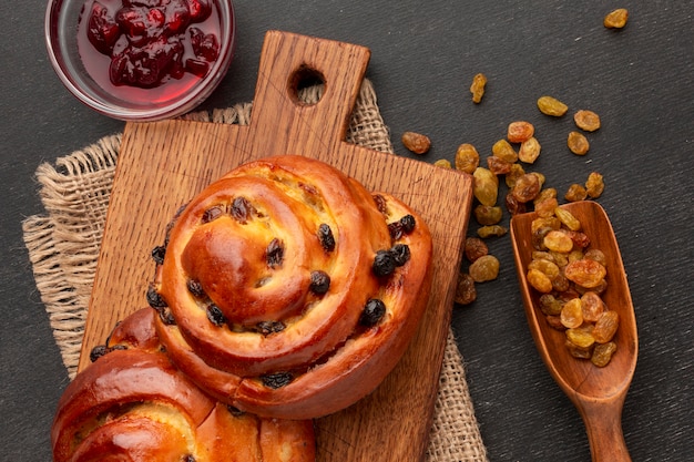 Foto gratuita rosquillas y pasas caseras