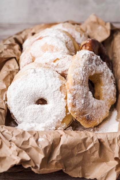 Rosquillas de primer plano con azúcar en polvo