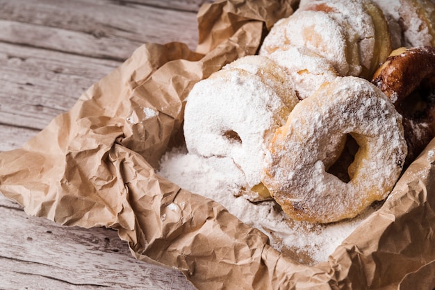 Rosquillas de primer plano con azúcar en polvo