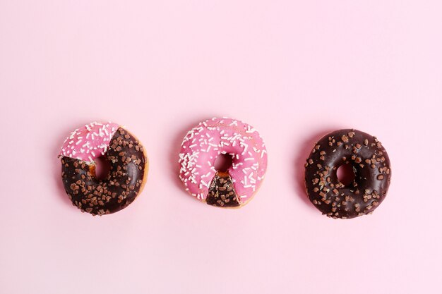 Rosquillas reales con la forma de un gráfico de negocios.