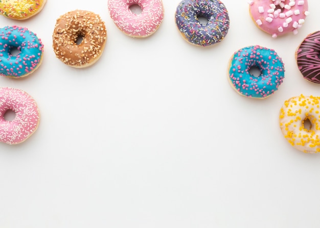 Rosquillas rellenas dulces con espacio de copia