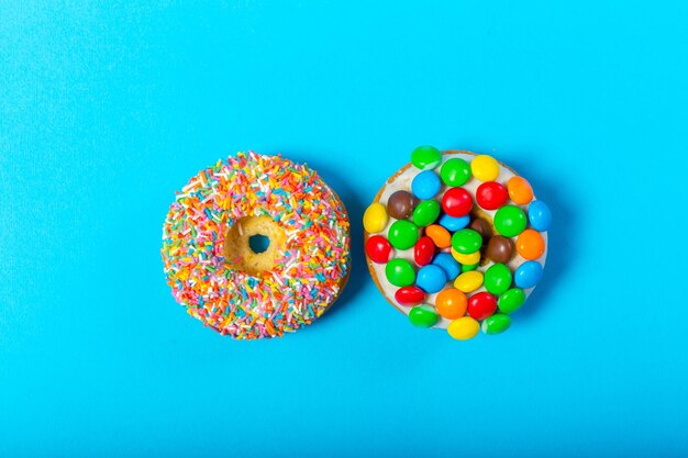 Rosquillas surtidas sobre un fondo azul.