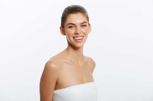 Rostro de belleza de mujer joven Concepto de cuidado de la piel Retrato de primer plano aislado en blanco