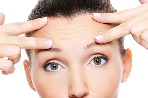 Foto gratuita rostro femenino con arrugas en la frente