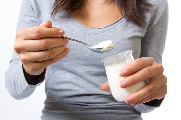 Foto gratuita sin rostro femenino comer yogur