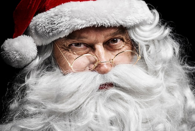 Foto gratuita rostro humano de santa claus en tiro de estudio