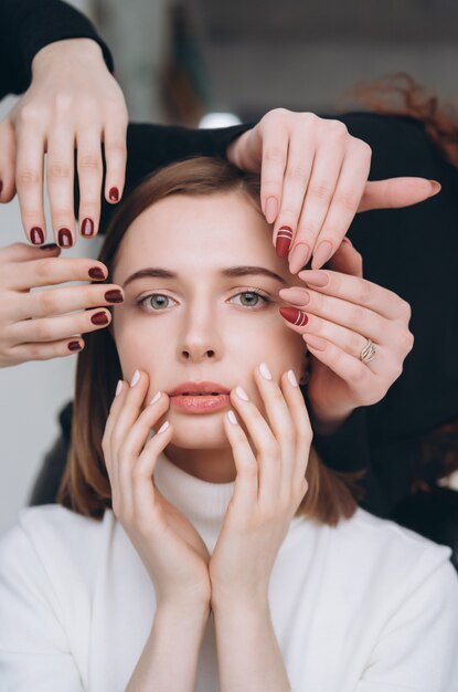 Rostro y manos de niña que hacen un servicio de salón de belleza diferente