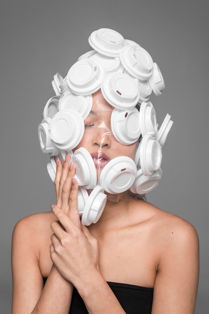 Foto gratuita rostro de mujer asiática está cubierto con tapas de plástico blanco